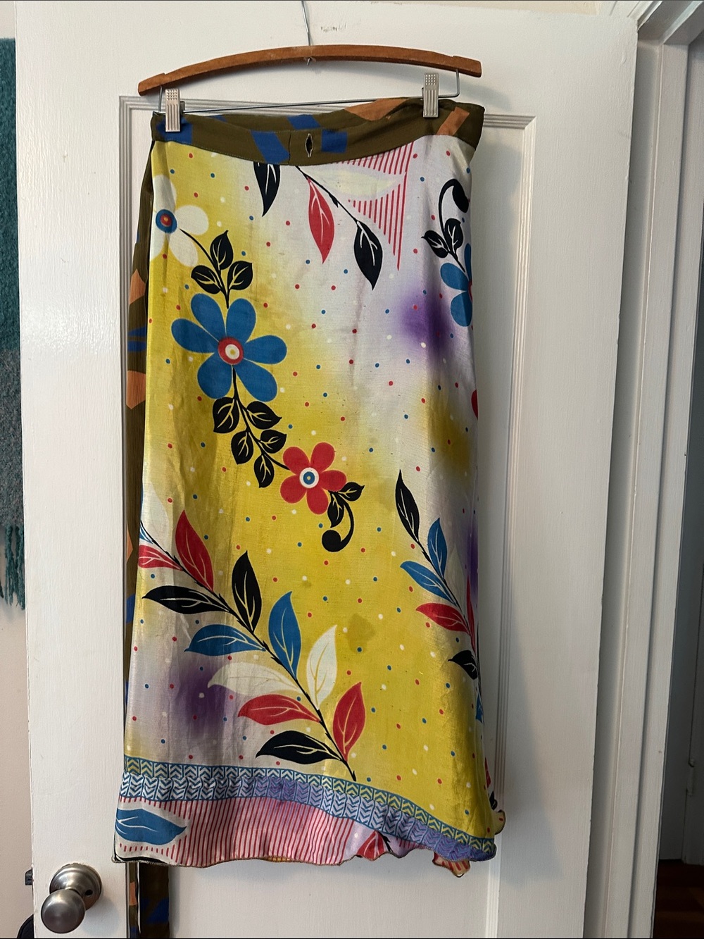 Reversible Wrap Skirt with Multicolor Abstract Print - Picture 4 of 6